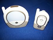 DECT-Babyphone: links Baybyeinheit (mit integriertem Nachtlicht), rechts Elterneinheit mit Lautstärke- und Funktionsanzeige
