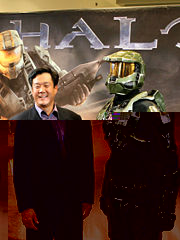 Shane Kim, Director von Microsoft Games Studio (links) und der Master Chief