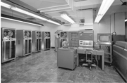 IBM 704-Großrechner (rechts) mit Bandlaufwerk (links) aus den späten 1950ern