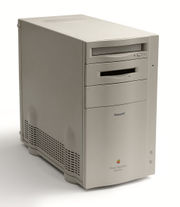 Der Power Macintosh 8100/80, eingeführt im März 1994