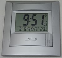 Funkwanduhr mit eingebautem Kalender und Thermometer