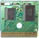 Inneres eines Game Boy-Steckmoduls. Links der Memory Bank Controller, Rechts der ROM.