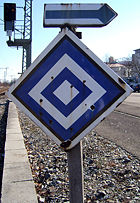 Deutschland: El 6 – Halt für Fahrzeuge mit gehobenem Stromabnehmer, mit Zuordnungspfeil Rechts