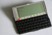 Ein Psion Serie 5 mx pro mit EPOC Release 5 (Organizer mit QWERTZ Tastatur und vollwertigem Touchscreen)