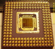 Blick in einen geöffneten AMD Am486DX2 mit 66 MHz, der CPU-Kern (Die) ist sichtbar