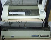 Der 9-Nadel-Drucker Amstrad DMP3160 (Vorder- und Rückansicht)