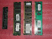 Verschiede Arten von Arbeitsspeicher (vlnr) EDO-RAM 1992, SDRAM 1997, DDR-SDRAM 2001, DDR2-SDRAM 2008