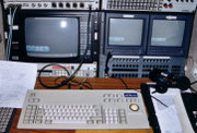 Monitor und Tastatur eines Aston Ethos-Schriftgenerators