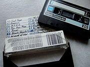 Typische Beschriftung von Cassetten-Inlays mit den Zählerständen der Datasette und den entsprechenden Computerspiele-Titeln