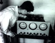 Justieren der CRT Monitore, die den Arbeitsspeicher und die Register anzeigen.