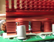 Thermische Kontaktierung einer Gruppe von Leistungshalbleitern zu einem Kühlkörper mit einer Silikongummizwischenlage (weiß)
