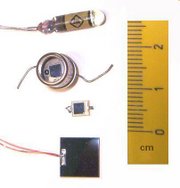Fotodioden: oben eine Germanium-Fotodiode, darunter Silizium-Fotodioden
