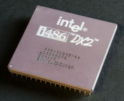 Ein Intel i486DX2-66 Mikroprozessor in der Aufsicht