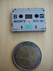 Sony NT-Kassette, hier im Größenvergleich mit einer 2 Euro Münze