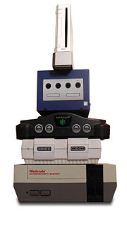 Größenvergleich der Wii (oben) zu GCN, N64, der nordamerikanischen Version des SNES und dem NES.