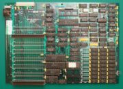 PC-XT-kompatible Hauptplatine von 1989. Es gibt keinen Chipsatz, die Platine ist mit den Standard-Peripherie-Bausteinen des Original-IBM-PC-Designs bestückt. Die Steuerlogik ist ausschließlich mit Transistor-Transistor-Logik realisiert, im Fachjargon als "TTL-Grab" bezeichnet