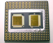 Ein geöffneter Pentium Pro. Links ist die CPU und rechts ist der L2-Cache zu sehen.