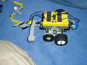 Der RCX (Version 2.0) auf einem teilweise zerlegten Standardroboter