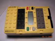 Der RCX (Version 1.0, erkennbar an einem eingebauten 9V-Anschluss)