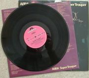 LP „Super Trouper“ der schwedischen Popgruppe ABBA mit Hülle und Inlay. Auf dem Inlay sind die Liedtexte abgedruckt.