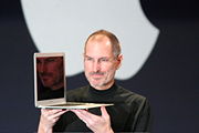 Steve Jobs bei der Präsentation des MacBook Air