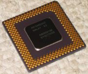 Eine 100-MHz-Pentium-CPU auf einem CPGA (IC auf der Unterseite)