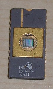 Ein EPROM TMS2516 im aufwändigen Keramikgehäuse, der Chip entspricht den 2716-EPROMs anderer Hersteller und hat 16 Kbit = 2 KByte