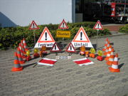 Verkehrssicherungsmaterial, u.a. mit diversen Warnleuchten