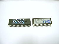 Ein Flash-EEPROM (linkes IC), wie es z. B. für die Speicherung des BIOS von PCs verwendet wird.