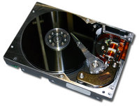 geöffnete Festplatte: drei Magnetscheiben, Lesekopf, Mechanik