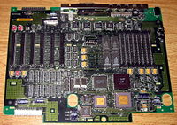 Macintosh II Mainboard mit seinen sechs NuBus slots (links).