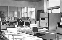 IBM System/3 Modell 15  Im Hintergrund 4 Stück 3340 Plattenstapel
