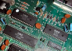 Teil einer C64-Platine mit einigen Chips von MOS Technology, u. a. einer 6510-CPU.