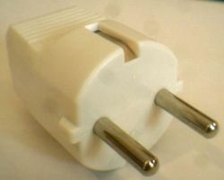Herkömmlicher Schuko-Stecker nach CEE 7/4, nicht kompatibel mit französischen Steckdosen