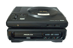 Erste Version des Mega-CDs, angeschlossen an einem Mega Drive