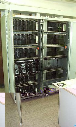 Große Telefonanlage für etwa 1200 Teilnehmer (Typ Hicom 300 von Siemens)