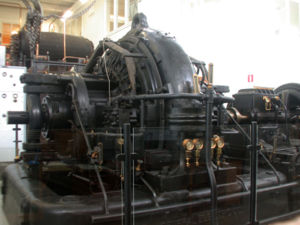 200-kW-Alexanderson-Alternator in Grimeton (Schweden). Rechts: Antriebsmotor; links oben im Hintergrund: Magnetverstärker zur Modulation