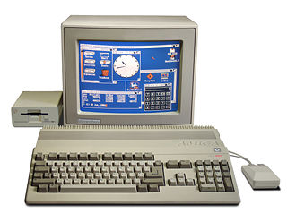 Amiga 500 mit 1084S RGB-Monitor, Maus und externem A1010 Diskettenlaufwerk. Auf dem Bildschirm ist die Workbench zu sehen.