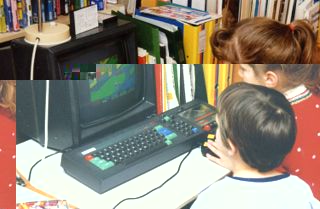 Kinder spielen das Videospiel Paperboy an einem Amstrad CPC 464 Heimcomputer in den 80er Jahren