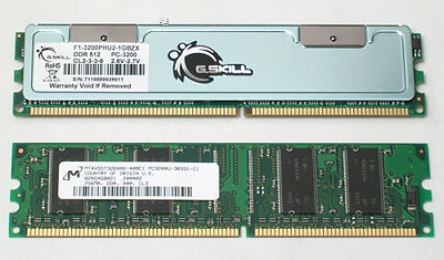 2 DDR-SDRAM-Module – oben 512 MiB mit sogenanntem „Heatspreader“ und beidseitig bestückt, unten 256 MiB einseitig bestückt